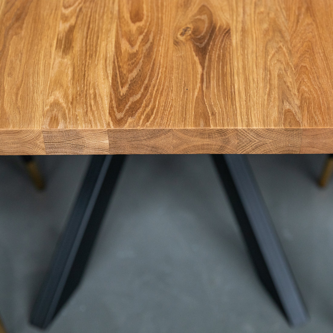 Ąžuolinis valgomojo stalas BETA 2+2 + SPIDER kojos